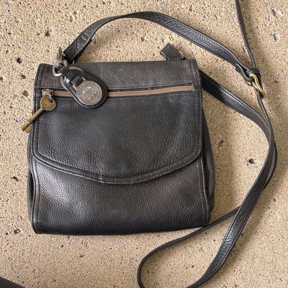 Vintage Fossil black leather crossbody/shoulder bag